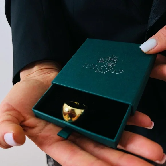 New Gold Chunky Ring Exaggerated - Picture 7 of 7